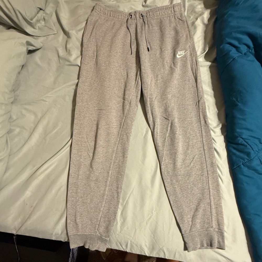 Bundle of 2 pairs of men’s Nike joggers